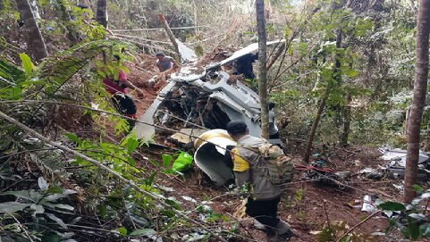 Personel gabungan dari Polri, KNKT, dan Basarnas saat mengamankan lokasi dan melakukan olah TKP puing helikopter di Desa Tapang Tingang, Kecamatan Nanga Taman.