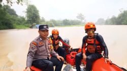 Tim gabungan melakukan penyisiran aliran air menggunakan perahu dalam upaya pencarian korban yang diduga tenggelam di Sungai Cina.