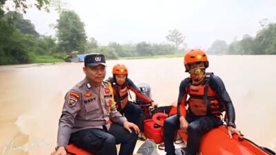 Tim gabungan melakukan penyisiran aliran air menggunakan perahu dalam upaya pencarian korban yang diduga tenggelam di Sungai Cina.