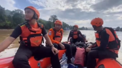 Tim SAR gabungan saat melakukan penyisiran menggunakan perahu karet untuk mencari korban tenggelam di perairan Sungai Kapuas.
