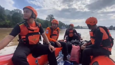 Tim SAR gabungan saat melakukan penyisiran menggunakan perahu karet untuk mencari korban tenggelam di perairan Sungai Kapuas.