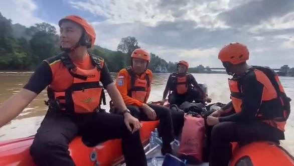 Tim SAR gabungan saat melakukan penyisiran menggunakan perahu karet untuk mencari korban tenggelam di perairan Sungai Kapuas.
