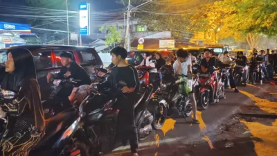 "Pemerintah putuskan harga BBM tidak naik per 1 April 2026 meski dihantam isu hoaks dan antrean panjang. Simak ulasan tajam fenomena panic buying masyarakat."