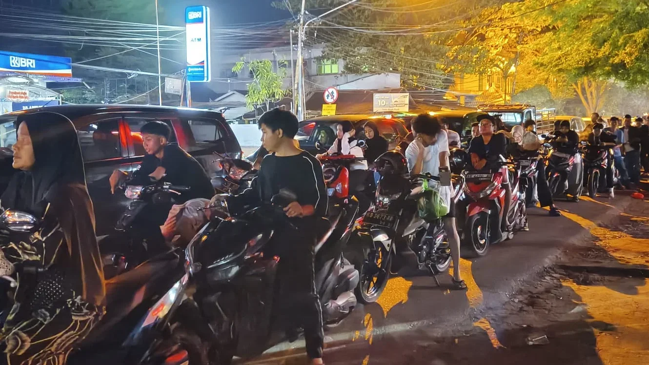 "Pemerintah putuskan harga BBM tidak naik per 1 April 2026 meski dihantam isu hoaks dan antrean panjang. Simak ulasan tajam fenomena panic buying masyarakat."