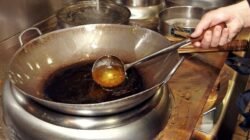 "Indonesia adalah produsen minyak kelapa sawit terbesar di dunia, namun masyarakatnya gemar mendaur ulang minyak jelantah. Ketahui alasan di balik kebiasaan ini."