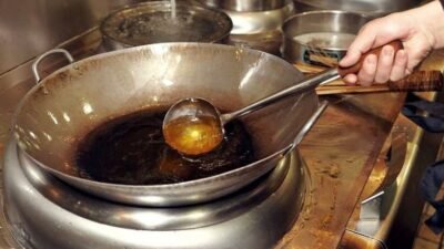 "Indonesia adalah produsen minyak kelapa sawit terbesar di dunia, namun masyarakatnya gemar mendaur ulang minyak jelantah. Ketahui alasan di balik kebiasaan ini."