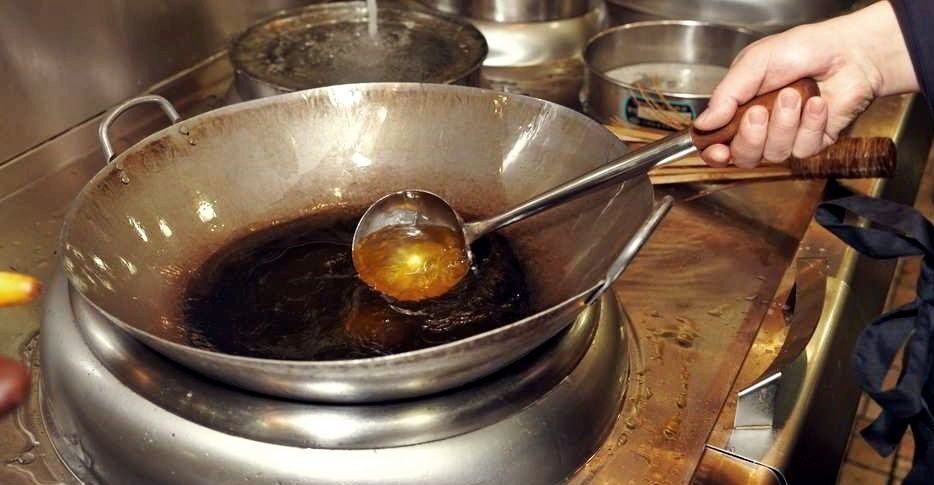 "Indonesia adalah produsen minyak kelapa sawit terbesar di dunia, namun masyarakatnya gemar mendaur ulang minyak jelantah. Ketahui alasan di balik kebiasaan ini."