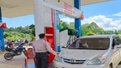 Personel kepolisian saat melaksanakan patroli dialogis dan memberikan imbauan kamtibmas kepada masyarakat di area SPBU Kecamatan Nanga Taman, Kabupaten Sekadau.