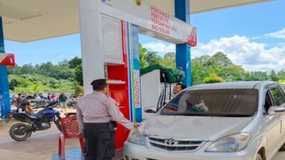 Personel kepolisian saat melaksanakan patroli dialogis dan memberikan imbauan kamtibmas kepada masyarakat di area SPBU Kecamatan Nanga Taman, Kabupaten Sekadau.