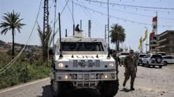 Kendaraan taktis lapis baja milik Pasukan Penjaga Perdamaian PBB (UNIFIL) melintas saat menjalankan misi patroli keamanan di kawasan Lebanon Selatan. (Dok. HO/Faktakalbar.id)