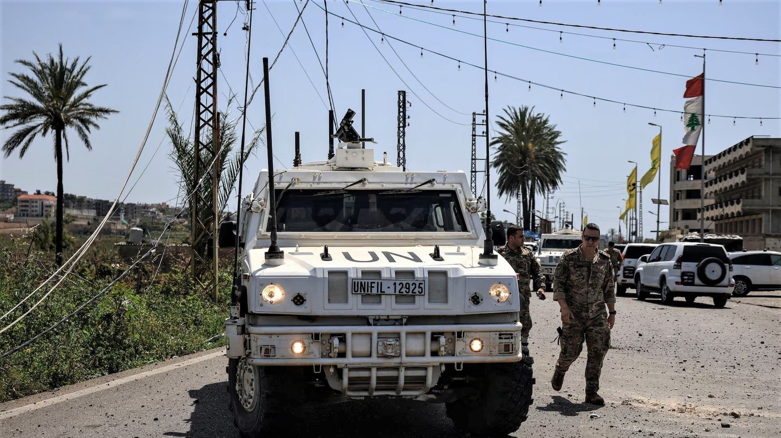 Kendaraan taktis lapis baja milik Pasukan Penjaga Perdamaian PBB (UNIFIL) melintas saat menjalankan misi patroli keamanan di kawasan Lebanon Selatan. (Dok. HO/Faktakalbar.id)