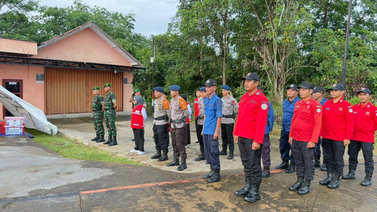 Personel gabungan dari Satbrimob Polda Kalbar, TNI, dan instansi terkait saat mengikuti pelaksanaan apel kesiapsiagaan bencana di halaman Kantor BPBD Sanggau.