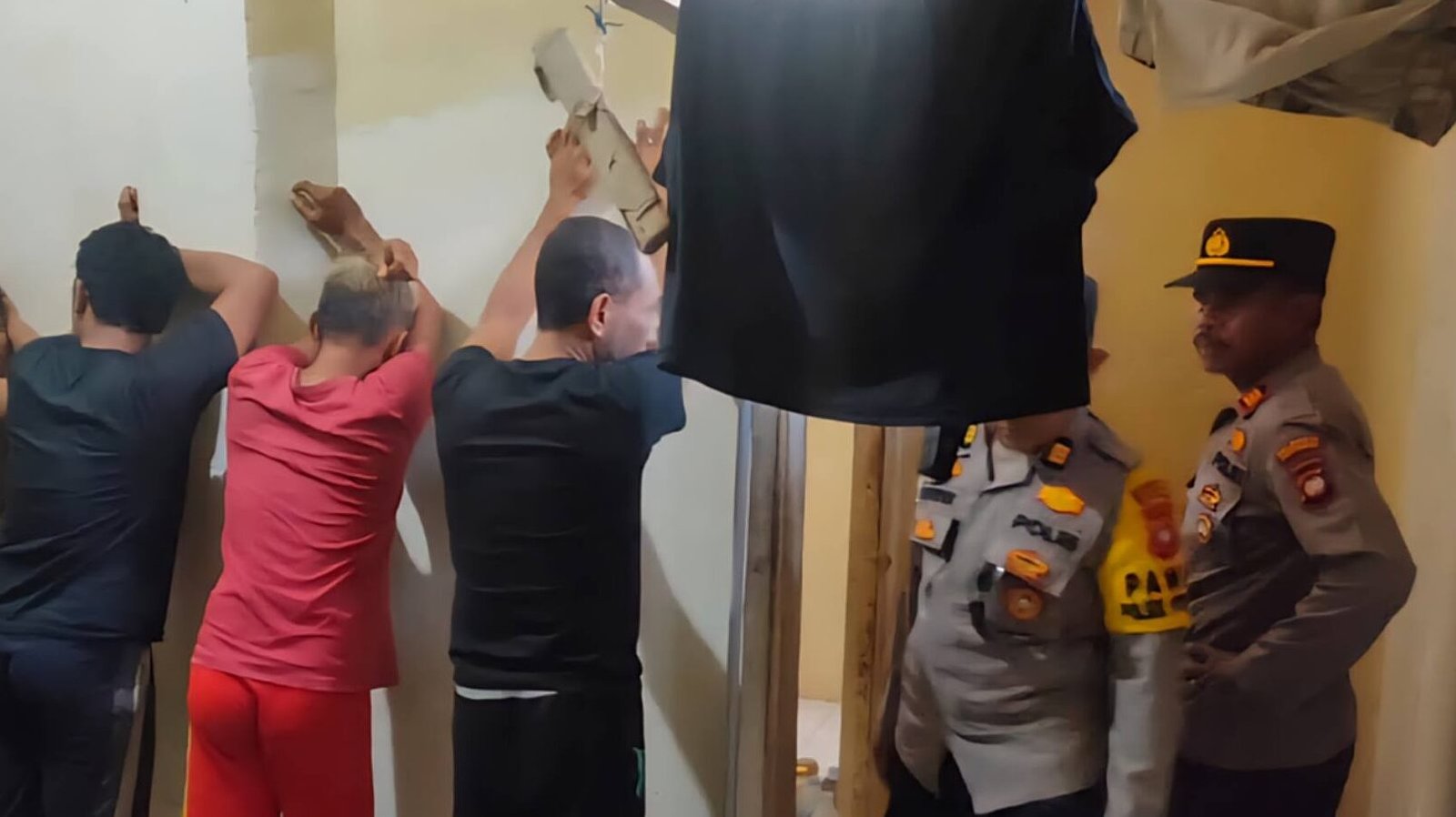 Jajaran personel kepolisian saat melakukan pemeriksaan dan penggeledahan barang bawaan milik tahanan di ruang sel Polsek Pontianak Timur.