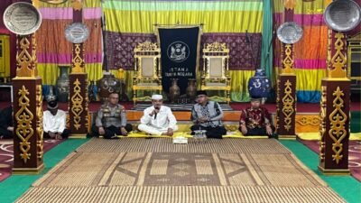 Pelaksanaan tradisi adat Bebuang atau Tolak Ajong oleh masyarakat dan kerabat Keraton Surya Negara dalam rangka peringatan Hari Jadi ke-410 Kota Sanggau.