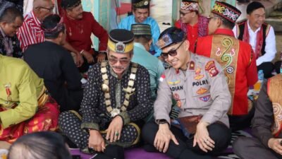 Warga dan pejabat daerah di Sanggau gelar Tradisi Makan Berami guna rayakan HUT ke-410 kota. Kegiatan ini jadi simbol rasa syukur dan kebersamaan masyarakat.