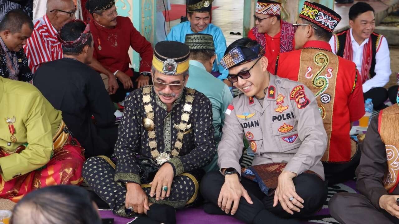 Warga dan pejabat daerah di Sanggau gelar Tradisi Makan Berami guna rayakan HUT ke-410 kota. Kegiatan ini jadi simbol rasa syukur dan kebersamaan masyarakat.