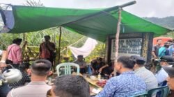 Prosesi pelaksanaan ritual adat tolak bala oleh masyarakat Dayak Taman pascainsiden kecelakaan helikopter di wilayah Kecamatan Nanga Taman, Sekadau.