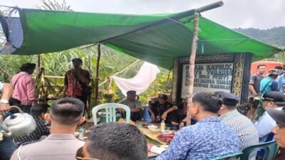 Prosesi pelaksanaan ritual adat tolak bala oleh masyarakat Dayak Taman pascainsiden kecelakaan helikopter di wilayah Kecamatan Nanga Taman, Sekadau.