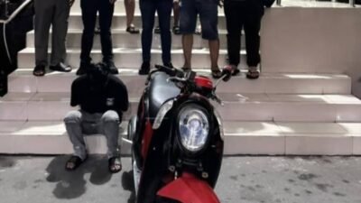 Tersangka residivis berinisial AAP beserta barang bukti sepeda motor Honda Scoopy hasil curian.