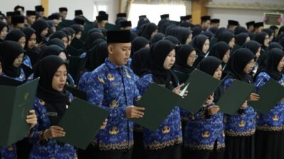 Puluhan Aparatur Sipil Negara (ASN) yang mengenakan seragam Korpri tampak khidmat saat mengikuti prosesi pelantikan dan pengambilan sumpah jabatan pejabat fungsional di lingkungan Pemkot Pontianak. (Dok. HO/Faktakalbar.id)