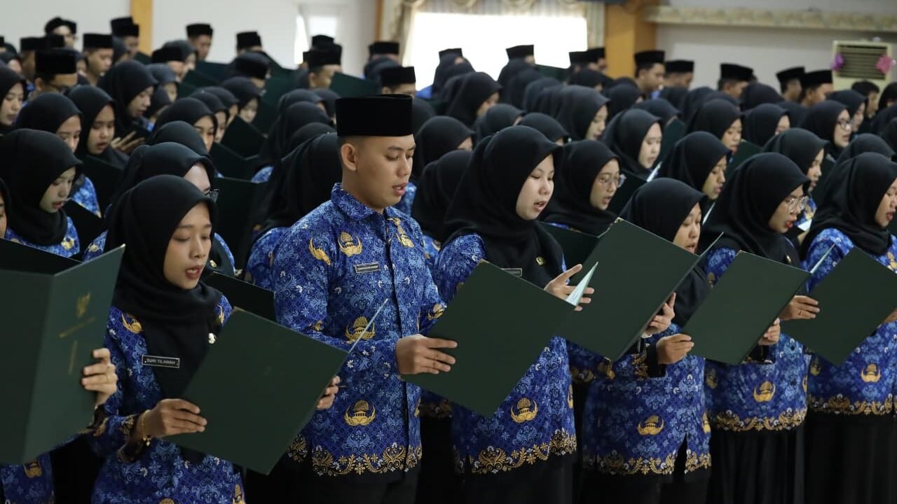 Puluhan Aparatur Sipil Negara (ASN) yang mengenakan seragam Korpri tampak khidmat saat mengikuti prosesi pelantikan dan pengambilan sumpah jabatan pejabat fungsional di lingkungan Pemkot Pontianak. (Dok. HO/Faktakalbar.id)