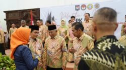 Wakil Wali Kota Pontianak, Bahasan, berbincang hangat dengan jajaran pengurus Dewan Pimpinan Kota (DPK) IKAPTK Kota Pontianak usai prosesi pelantikan di Aula Rumah Dinas Wali Kota Pontianak. (Dok. HO/Faktakalbar.id)