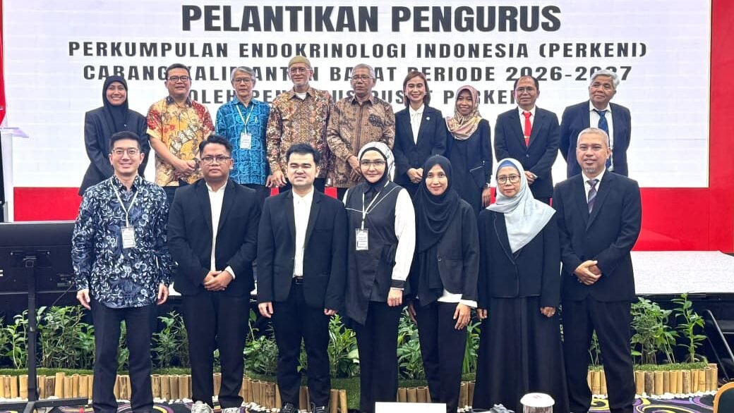 Para pengurus Perkumpulan Endokrinologi Indonesia (PERKENI) Cabang Kalimantan Barat berfoto bersama usai acara pelantikan periode 2026-2027. (Dok. HO/Faktakalbar.id)
