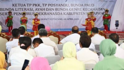 Suasana prosesi pelantikan dan pengukuhan jajaran pengurus kelembagaan tingkat kecamatan di Pendopo Bupati Ketapang pada Rabu (8/4/2026)
