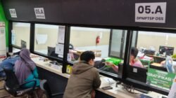 Warga sedang mengurus perizinan dan administrasi di loket DPMPTSP OSS Mal Pelayanan Publik (MPP) Kota Pontianak yang tetap beroperasi normal di tengah penerapan kebijakan WFH bagi ASN. (Dok. HO/Faktakalbar.id)