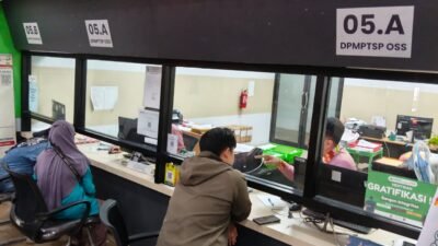 Warga sedang mengurus perizinan dan administrasi di loket DPMPTSP OSS Mal Pelayanan Publik (MPP) Kota Pontianak yang tetap beroperasi normal di tengah penerapan kebijakan WFH bagi ASN. (Dok. HO/Faktakalbar.id)