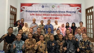 Foto bersama pelepasan siswa magang LPK Sekai Hikari Indonesia Kalbar yang akan diberangkatkan ke Jepang bersama perwakilan Dinas Tenaga Kerja Kota Pontianak dan pengurus lembaga. (Dok. HO/Faktakalbar.id)