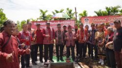 Wali Kota Pontianak Edi Rusdi Kamtono bersama tokoh masyarakat saat meresmikan peletakan batu pertama pembangunan Rumah Radakng Samilik di Kecamatan Pontianak Utara. (Dok. HO/Faktakakalbar.id)