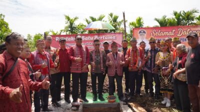 Wali Kota Pontianak Edi Rusdi Kamtono bersama tokoh masyarakat saat meresmikan peletakan batu pertama pembangunan Rumah Radakng Samilik di Kecamatan Pontianak Utara. (Dok. HO/Faktakakalbar.id)