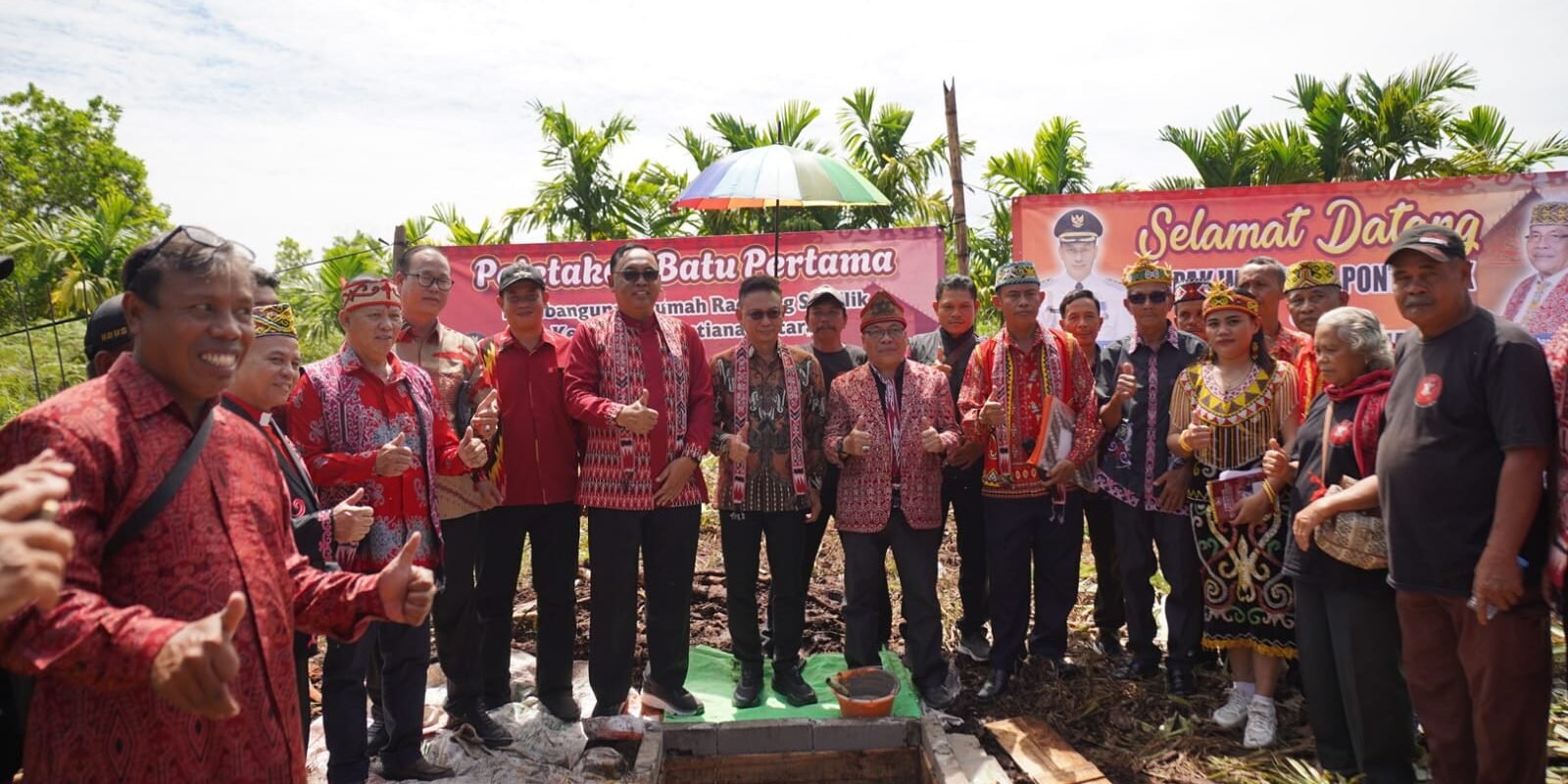 Wali Kota Pontianak Edi Rusdi Kamtono bersama tokoh masyarakat saat meresmikan peletakan batu pertama pembangunan Rumah Radakng Samilik di Kecamatan Pontianak Utara. (Dok. HO/Faktakakalbar.id)