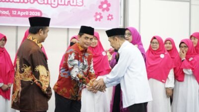 Wakil Wali Kota Pontianak Bahasan bersalaman dan memberikan ucapan selamat kepada jajaran pengurus dalam acara Peluncuran dan Pelantikan Pengurus Yayasan Rumah Bunda Mulia (RBM) Wilayah Kalimantan Barat. (Dok. HO/Faktakalbar.id)