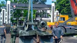 Proses instalasi dan pemasangan Meriam FH 2000 menggunakan alat berat crane di lingkungan Sekolah Staf dan Komando Angkatan Darat (Seskoad) guna mendukung sarana pembelajaran perwira siswa TNI AD. (Dok. HO/Faktakalbar.id)