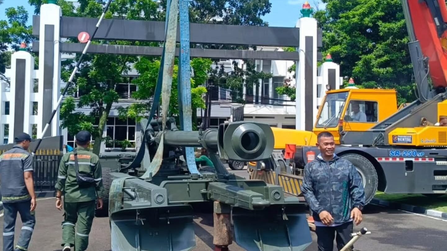 Proses instalasi dan pemasangan Meriam FH 2000 menggunakan alat berat crane di lingkungan Sekolah Staf dan Komando Angkatan Darat (Seskoad) guna mendukung sarana pembelajaran perwira siswa TNI AD. (Dok. HO/Faktakalbar.id)