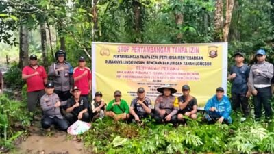 Aparat gabungan TNI, Polri, dan unsur pemerintah kecamatan saat memasang spanduk larangan aktivitas pertambangan ilegal di bantaran Sungai Besar.