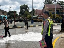 Cegah Kecelakaan Petugas Gabungan Bersihkan Tumpahan Solar di Tugu PKK Sekadau