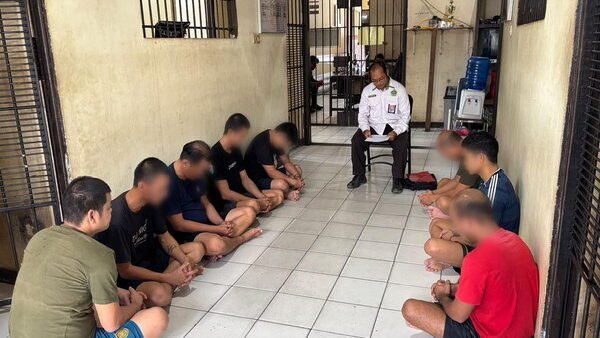 Suasana khusyuk para tahanan saat mengikuti kegiatan pembinaan rohani dan mental (Binrohtal) di dalam Rumah Tahanan Kepolisian Resor Sekadau.