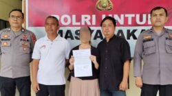 Warga Desa Kartiasa, Intan (tengah), menunjukkan surat pernyataan permintaan maaf resmi usai mengakui video penampakan kuyang di Sambas yang diunggahnya merupakan hasil editan semata, Kamis (23/4/2026).