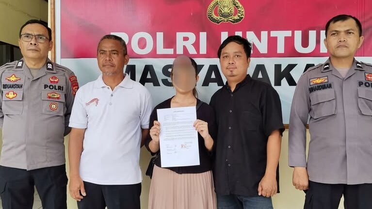 Warga Desa Kartiasa, Intan (tengah), menunjukkan surat pernyataan permintaan maaf resmi usai mengakui video penampakan kuyang di Sambas yang diunggahnya merupakan hasil editan semata, Kamis (23/4/2026).