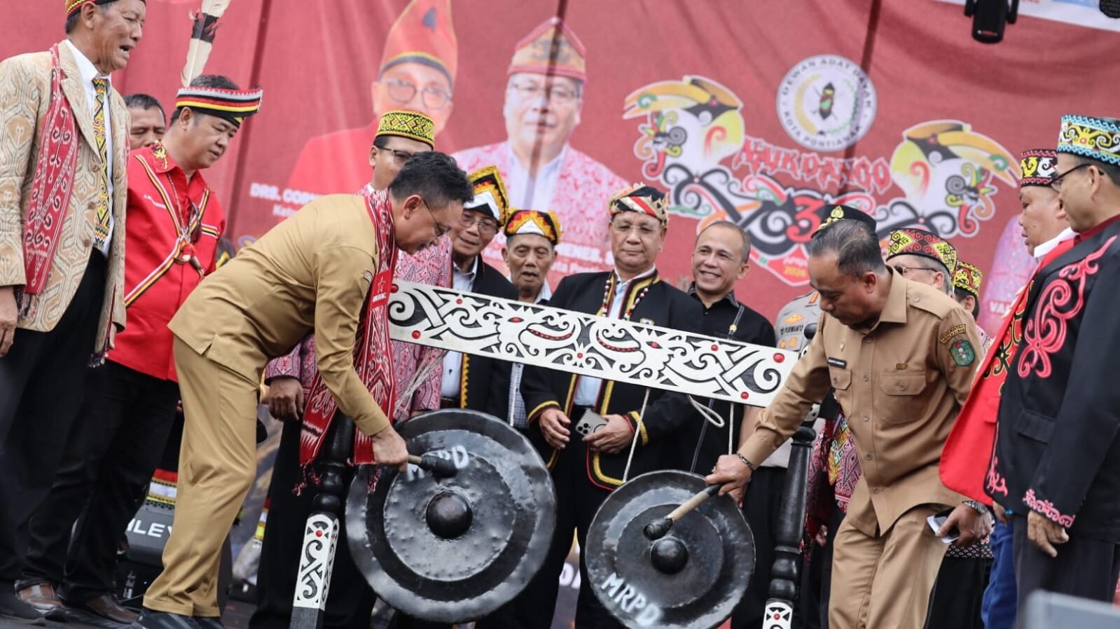 Wali Kota Pontianak, Edi Rusdi Kamtono, bersama Wakil Gubernur Kalimantan Barat, Krisantus Kurniawan, memukul gong sebagai tanda dibukanya perayaan Naik Dango ke-3 Tahun 2026 di Rumah Radakng. (Dok. HO/Faktakalbar.id)