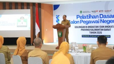 Wakil Gubernur Kalimantan Barat saat memberikan arahan dalam pembukaan kegiatan Pelatihan Dasar Calon Pegawai Negeri Sipil di lingkungan pemerintah provinsi.