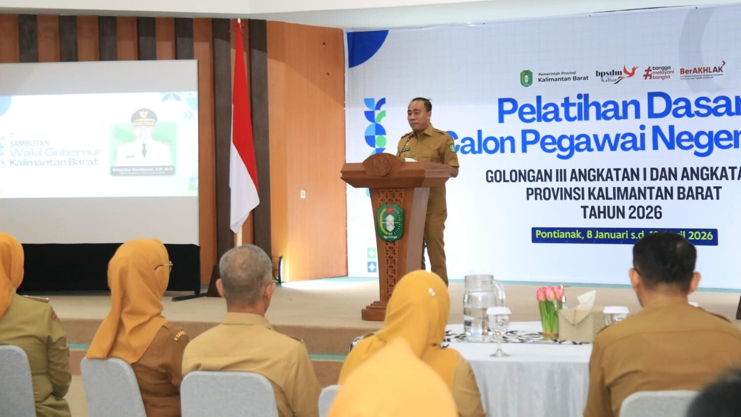 Wakil Gubernur Kalimantan Barat saat memberikan arahan dalam pembukaan kegiatan Pelatihan Dasar Calon Pegawai Negeri Sipil di lingkungan pemerintah provinsi.