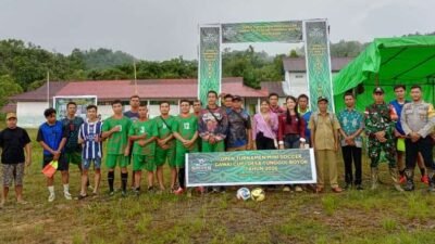 Pembukaan Turnamen Mini Soccer di Lapangan Bola Bonua Engkadot, Desa Tunggul Boyok, dalam rangka menyambut perayaan tradisi Gawai Padi.