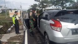 Prajurit Korpasgat Supadio saat melakukan pemeriksaan intensif terhadap kendaraan di gerbang utama area terbatas Bandara Nabire.