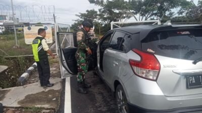 Prajurit Korpasgat Supadio saat melakukan pemeriksaan intensif terhadap kendaraan di gerbang utama area terbatas Bandara Nabire.