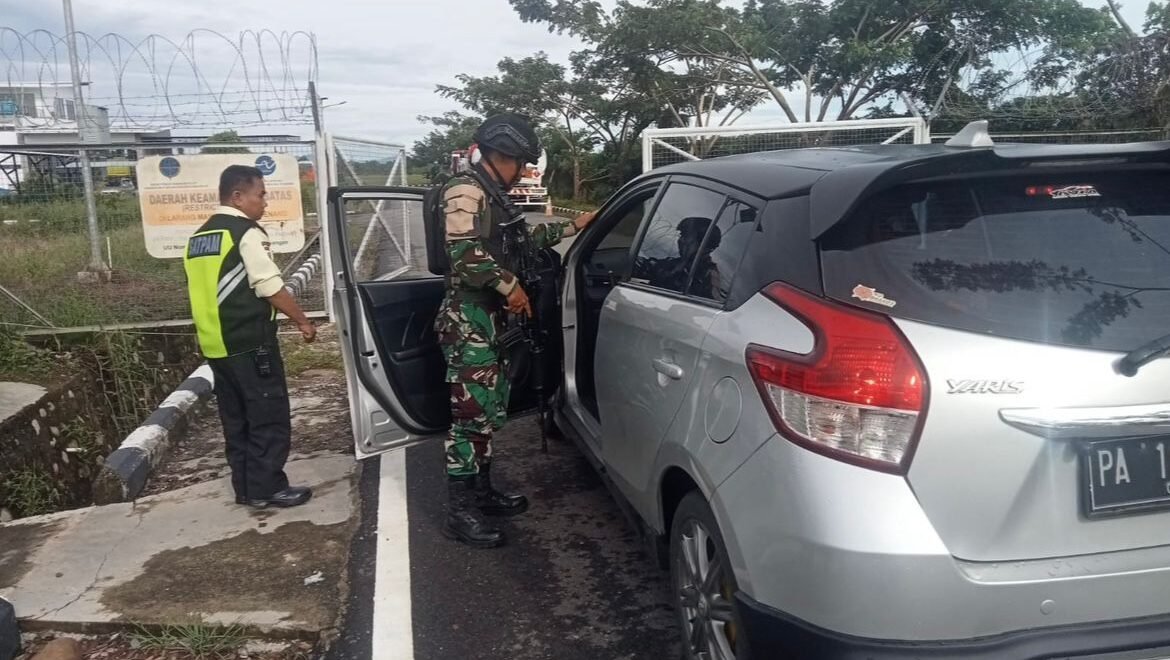 Prajurit Korpasgat Supadio saat melakukan pemeriksaan intensif terhadap kendaraan di gerbang utama area terbatas Bandara Nabire.