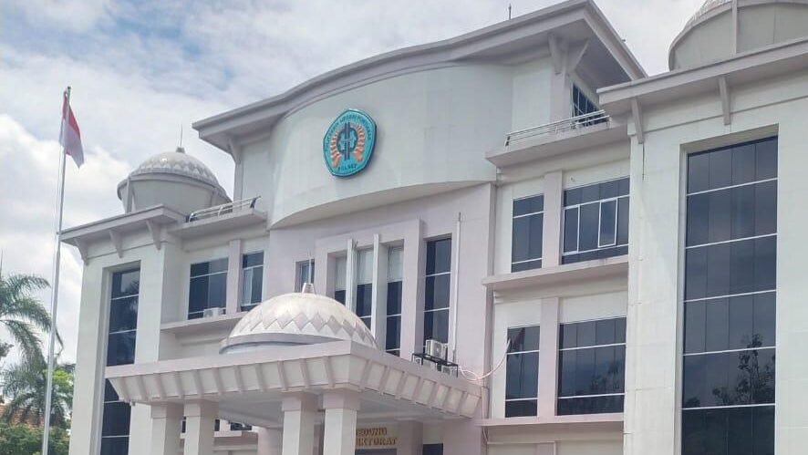 "Kejaksaan Tinggi Kalbar memeriksa Pejabat Pembuat Komitmen (PPK) Politeknik Negeri Pontianak (Polnep) terkait proyek infrastruktur dan dugaan ketiadaan sertifikat kompetensi. "